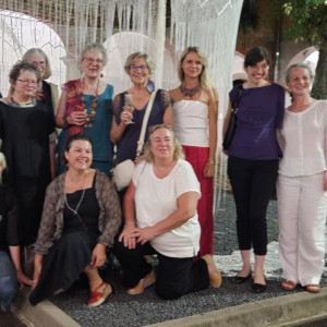 Skupinska fotografija organizarorke, ugledne gostje in umetnice Girona 2025